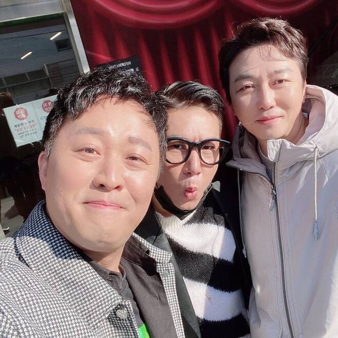 Comedian Jeong Jun-ha has announced his long-standing friendship with Lee Sang-min and Tak Jae-hoon.Jeong Jun-ha wrote on his Instagram account on January 18, Twenty-seven years old. . . . . . . . . .Year ~ ~ ~ # Last night # The Fort # Lee Sang-min # Lula # Tak Jae-hoon and posted a picture.In the public photos, Jin-ha, Lee Sang-min and Tak Jae-hoon stand side by side and stare at the camera.As I was a long-time associate of the entertainment industry, I had a friendly atmosphere.Jing Jun-ha appeared on SBS entertainment My Little Old Boy which was broadcast on the 17th, and showed off his talks with Lee Sang-min and Tak Jae-hoon who visited actor Lee Soon-jae.On the other hand, Jin-ha recently revealed the fact that he was in trouble with the long-term corona, and he made a public appearance of his own restaurant delivery.