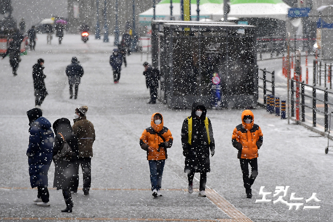 수도권에 폭설이 예보된 18일 서울 도심에 많은 눈이 내리고 있다. 박종민 기자