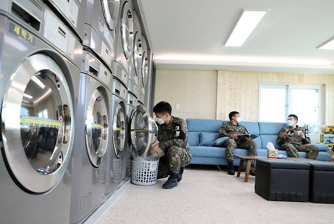 육군 51사단 장병들이 병영세탁방에서 세탁기와 건조기를 이용하고 있다. 한쪽에서는 세탁물 회수를 기다리는 장병들이 휴식을 취하고 있다. 육군 제공