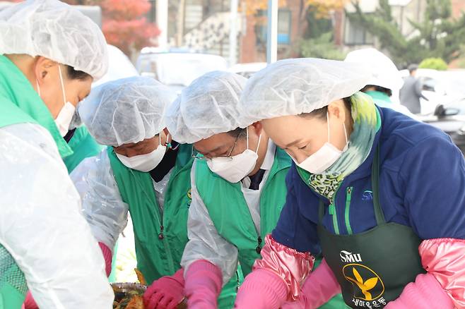 조영덕(오른쪽 두번째) 서울 마포구의장이 지난해 11월 한국다원호간보에서 개최된 결혼이주여성들과 함께 하는 김장행사에서 봉사를 하고 있다.마포구의회 제공