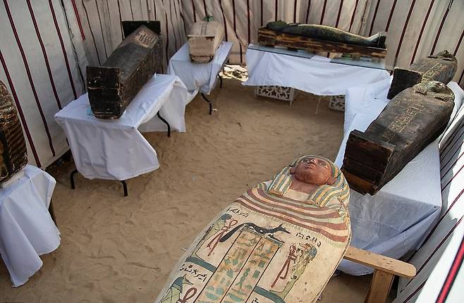 이집트 사카라 유적지에서 제6왕조 테티 왕의 아내 ‘네어리트 왕비’의 추모 사원이 발굴된 가운데, 이곳에서 발견된 목관 50여 개 중 일부. 사진=EPA 연합뉴스