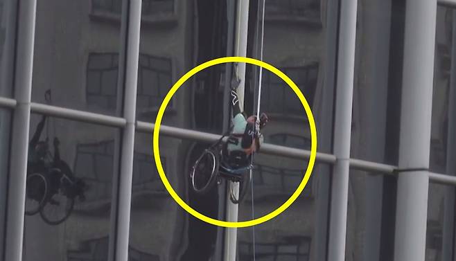 휠체어에 탄 채 고층 빌딩 오르기에 도전한 홍콩 남성 동영상 캡쳐