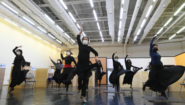 뮤지컬 '베르나르다 알바'의 배우들이 지난 11일 서울 중구 정동의 연습실에서 단체 안무를 연습하고 있다./사진=성형주기자