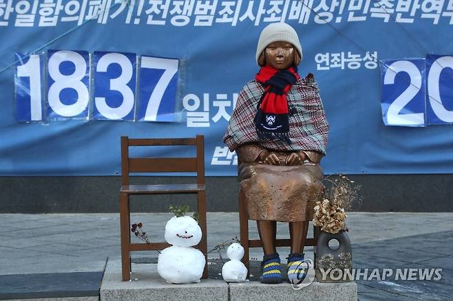 묵묵히 자리 지키는 소녀상 2021년 1월 8일 서울 종로구 옛 일본대사관 앞 평화의소녀상. [연합뉴스 자료사진]
