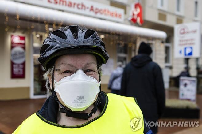 FFP2마스크 착용한 독일 시민[DPA, AP=연합뉴스]