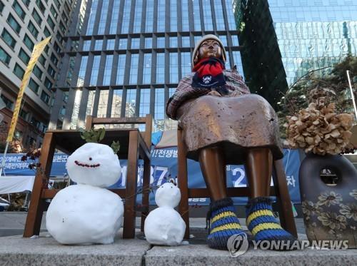 서울 종로구 옛 주한 일본대사관 앞에 설치된 평화의 소녀상 [연합뉴스 자료사진]