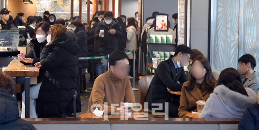 새로운 방역조치가 시행된 18일 서울 중구 한 카페에서 시민들이 취식을 하고 있다.(사진=방인권 기자)
