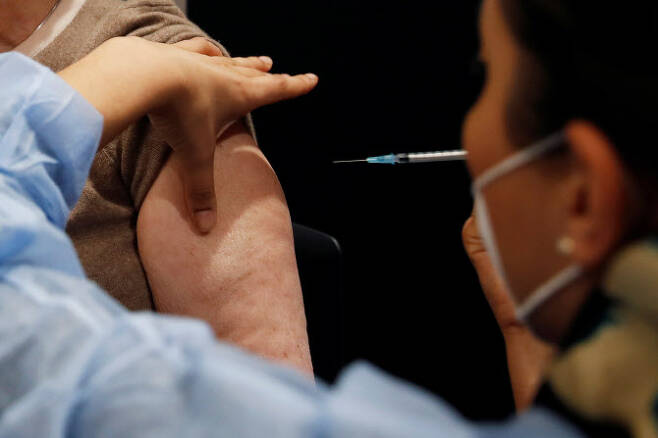 한 프랑스 주민이 화이자의 코로나19 백신을 접종받는 모습.(사진=로이터)