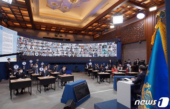 문재인 대통령이 18일 오전 청와대 춘추관에서 신년 기자회견을 하고 있다. 2021.1.18/뉴스1 © News1 이광호 기자