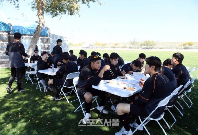 한화 선수들이 미국 애리조나 메사 레드 마운틴 베이스볼 콤플렉스에서 열린 스프링캠프에서 점심을 먹고 있다. 최승섭기자 thunder@sportsseoul.com