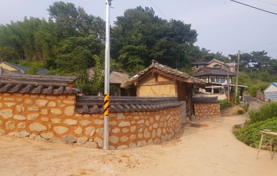 산청군 단성면 교동마을 마을정비사업 후 황토담장 (사진=산청군)