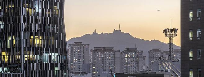 신사동 강남상가아파트 옥상에서 본 영등포권의 관악산. 이 장소에서 북쪽을 보면 강북의 남산과 북한산이 보인다. 서울에서 가장 먼저‘강남’이라 불리던 곳은 영등포 지역이었다. 지금의 강남인 영동 지역은 예전엔 영등포 동쪽의 벌판이었으나 1966년 영동 개발이 시작되면서 서울의 경제적 중심으로 떠올랐다. /이신영 영상미디어 기자