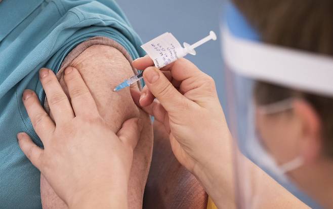 노르웨이 오슬로에서 18일(현지 시각) 화이자·바이오엔테크의 코로나 백신을 접종하고 있다. /EPA 연합뉴스