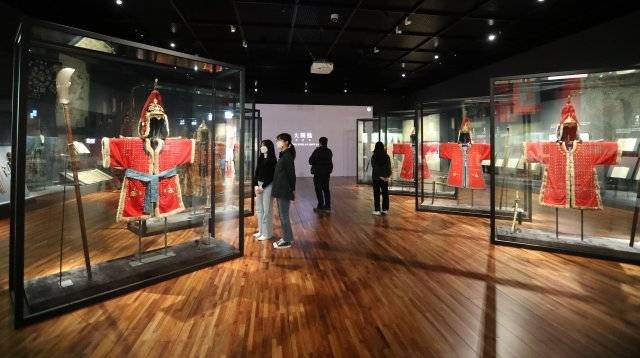 전시장 중앙에 각종 갑주(甲胄)가 전시되어 있다. 갑주란 적의 공격으로부터 신체를 보호하기위해 몸에 입는 갑옷과 머리에 쓰는 투구를 함께 일컬어 갑주라고 한다. 앞쪽에 전시된 붉은 융에 동 갑찰을 단 갑옷과 투구는 독일 라이프치히 그라시민족학박물관 소장품이다.