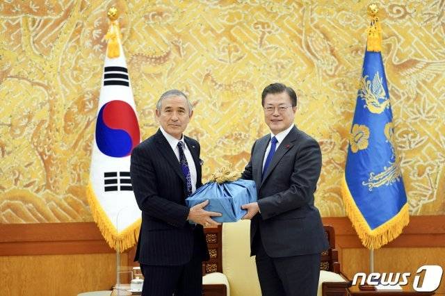 문재인 대통령이 19일 청와대 접견실에서 해리 해리스 주한 미국대사에게 안동소주를 선물하고 있다.(청와대 제공)2021.1.19/뉴스1