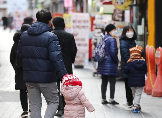 사진은 3일 오후 서울 명동 거리를 오가는 시민들의 모습. 연합뉴스.