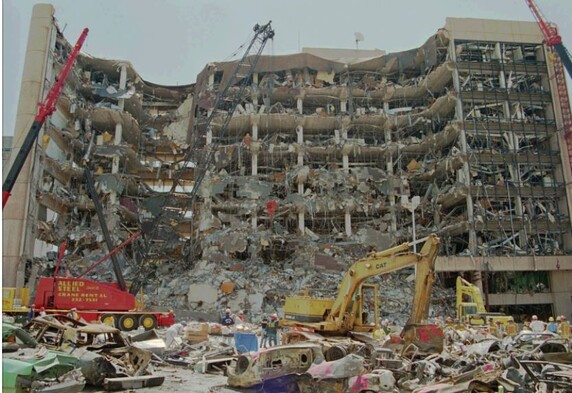 9.11테러 전까지 미국 내에서 일어난 최악의 테러 사건인 1995년 오클라호마시티 연방청사 차량폭탄테러 사건으로 부서진 연방청사. AP 연합뉴스