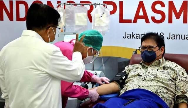 애를랑가 하르타르토 인도네시아 경제조정부 장관이 18일 적십자사 자카르타 본부에서 코로나19 혈장 치료제용 헌혈을 하고 있다. 리푸탄6 캡처
