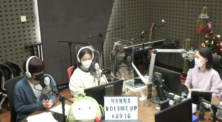 김요한(제일 왼쪽)이 KBS 쿨FM '강한나의 볼륨을 높여요'에서 과거를 회상했다. 보이는 라디오 캡처