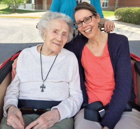 108살 나이로 코로나19 이겨낸 미국 할머니 루스 스트리제브스키(왼쪽)/사진=페이스북 갈무리