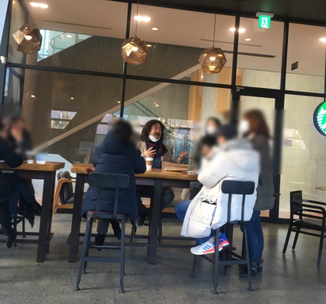 방송인 김어준씨가 한 카페에서 마스크를 제대로 쓰지 않은 채 카페에서 일행들과 대화를 하는 모습이 시민들에게 포착됐다. 이 사진은 19일 트위터 등 소셜네트워크서비스(SNS)를 중심으로 확산했다.