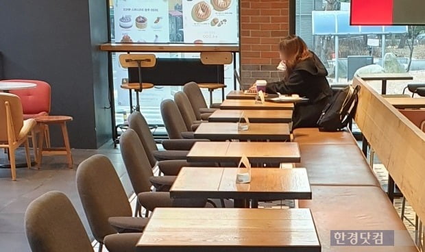 지난 18일 서울 마포구의 한 커피전문점에서 한 손님이 노트북을 사용하고 있다./사진=이미경 기자