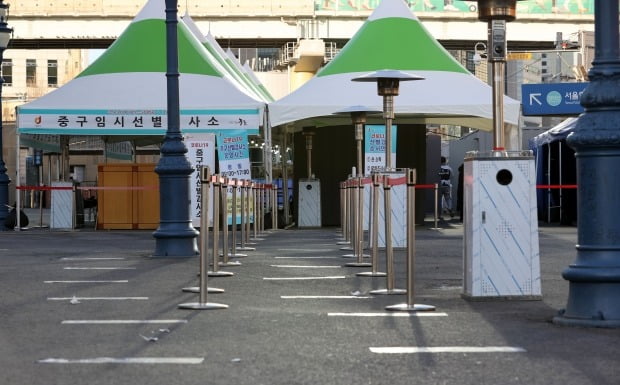 19일 오후 서울역 광장에 마련된 임시 선별진료소가 한산한 모습을 보이고 있다. /사진=연합뉴스