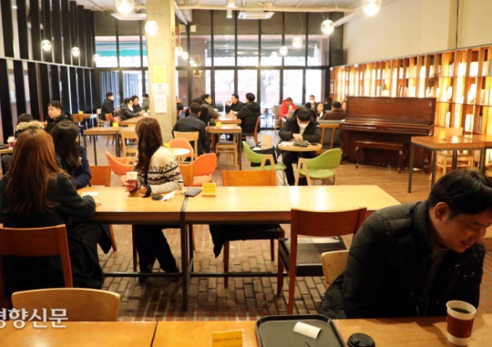 On January 18, when customers were allowed to eat and drink in cafes and tearooms due to the adjusted physical (social) distancing, customers enjoy their drinks in a café in Seoul. Kim Young-min