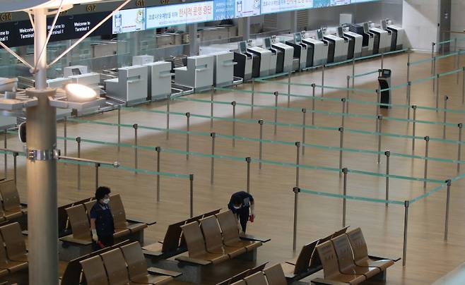 여름휴가철이면 북적이던 인천국제공항 출발층(위 사진, 2019년 8월)이 코로나19 발생 이후인 2020년 8월에는 여행객이 없어 한산한 모습이다.