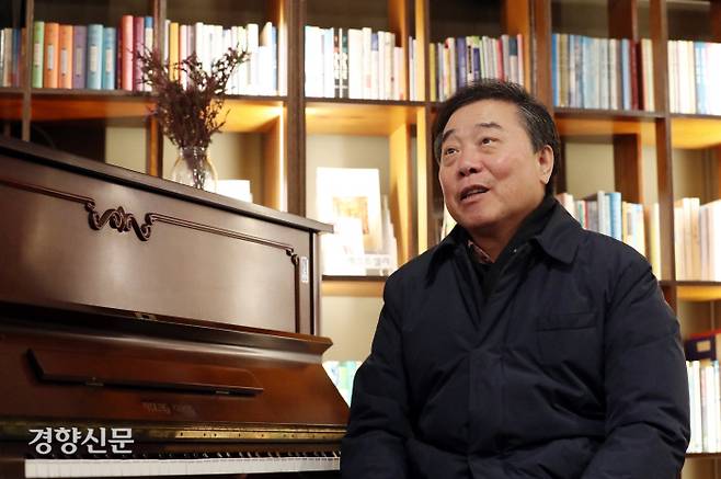 프라임 필하모닉 오케스트라의 김홍기 단장은 ‘코로나 19’로 힘겨웠던 지난 1년간을 털어놓으면서 정부의 지원을 호소했다.  김영민 기자 viola@kyunghyang.com