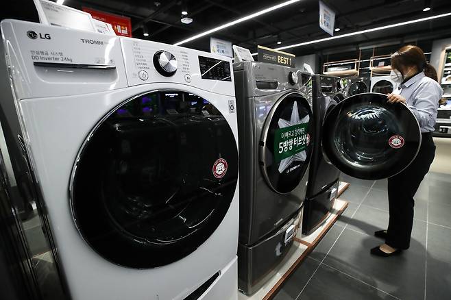 Washing machines shown at a local electronics store(Yonhap)