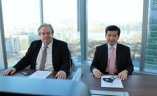AMCHAM Board of Governors Chairman Jeffrey Jones (left) and AMCHAM Chairman and CEO James Kim sit in an online press conference on Tuesday. (AMCHAM)