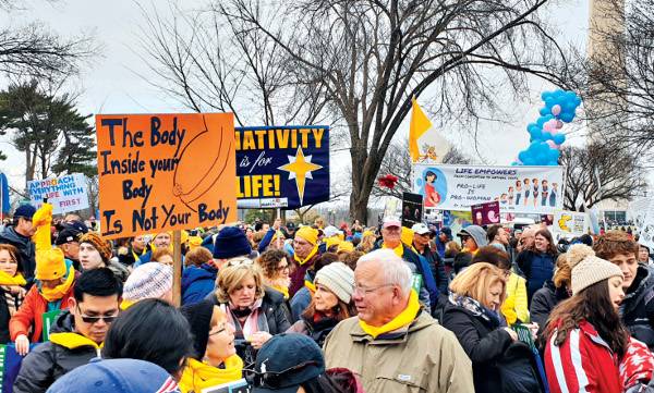 지난해 1월 미국 워싱턴DC에서 개최된 ‘마치 포 라이프’(March for life)에서 참가자들이 태아의 생명을 보호해야 한다고 주장하고 있다. 이 행사는 미국 최대의 생명존중 행사다.