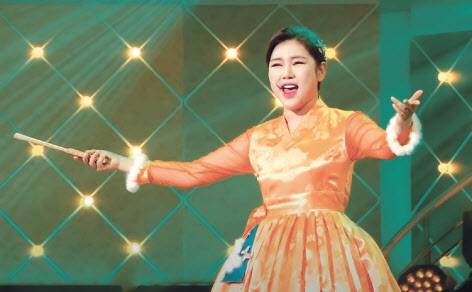 트로트 정상에 선 이후에도 옛 스승과 공연하는 등 국악사랑을 이어가고 있는 송가인.