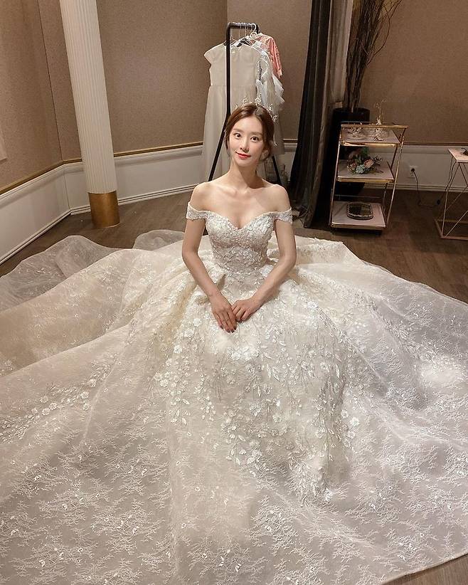 Actor Lee Ju-bin showed off his beautiful Beautiful looks.Lee Ju-bin said on January 19th, Only married to my brother Jae-in, I want to live happily in the alcohol bean.I will meet you at 9 oclock today. Lee Ju-bin, who is in the public photo, is staring at the camera wearing a Wedding Dress and showing off his brilliant Beautiful looks.He also showed a couple of photos with Actor Lee Hyun-wook and showed his immersion in the Drama.Meanwhile, Lee played Lee Hyo-ju in the JTBC Drama Do not wear Lipstick, which was first broadcast yesterday. It is broadcast every Monday and Tuesday at 9 pm.