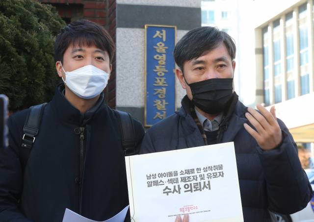 ▲ 국민의힘 하태경 국회의원과 이준석 전 최고위원이 19일 오전 서울 영등포경찰서 앞에서 취재진의 질문을 받고 있다. ⓒ연합뉴스