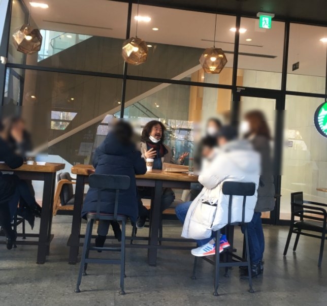 김어준 씨가 TBS 라디오 ‘김어준의 뉴스공장’ 제작진들과 함께 서울 한 카페에서 대화를 나누고 있는 모습. 인터넷 커뮤니티 캡처.