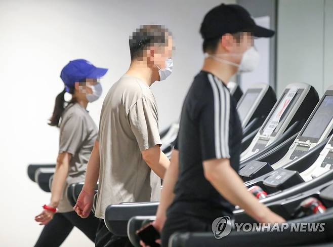'헬스장 운영 재개, 마스크는 필수' (서울=연합뉴스) 김도훈 기자 = 코로나19 확산에 그동안 중단됐던 실내체육시설과 노래연습장, 학원 등 다중이용시설의 운영이 부분적으로 재개된 18일 오전 서울 강남구에 위치한 화이트짐 역삼점에서 회원들이 트레드밀에서 걷기 운동을 하고 있다. 2021.1.18 superdoo82@yna.co.kr