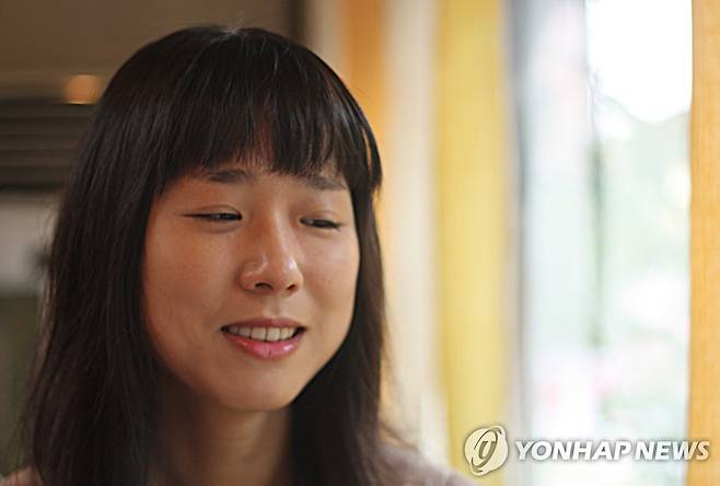 소설집 '얼음의 책' 낸 한유주 (서울=연합뉴스) 고미혜 기자 = 두 번째 소설집 '얼음의 책'을 출간한 소설가 한유주 씨. 2009.6.11 mihye@yna.co.kr