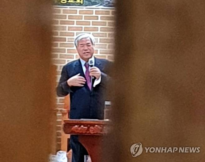 설교하는 전광훈 목사 (전주=연합뉴스) 나보배 기자 = 19일 오전 전북 전주의 한 교회에서 전광훈 사랑제일교회 목사가 발언하고 있다. 2021.1.19 warm@yna.co.kr