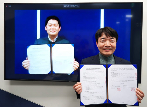 고호현 서울핀테크랩 센터장(왼쪽)과 김기인 안랩 부사장이 지난 19일 온라인으로 핀테크 스타트업 지원을 위한 전략적 업무협약(MOU)을 체결했다.(사진=안랩 제공)