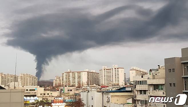 19일 증평 도안의 한 공장에서 발생한 검은 연기가 하늘을 뒤덮고 있다..020.1.19© 뉴스1