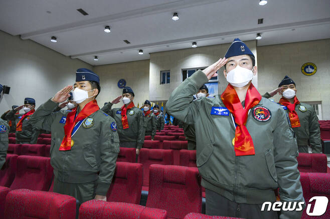 20일 오전 공군 제1전투비행단에서 열린 고등비행교육과정 수료식에서 신임 지원기 조종사들이 경례를 하고 있다.(공군 제1전투비행단 제공)2021.1.20/뉴스1 © News1