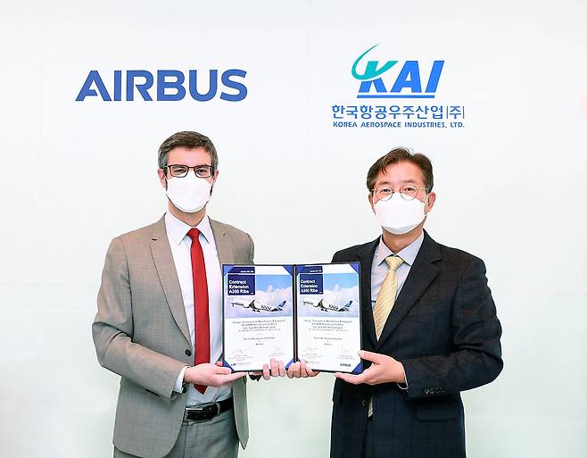 서울 에어버스코리아 사무실에서 열린 기념식에 김형준 KAI 부사장과 파브리스 에스피노자 에어버스 코리아 대표가 참석해 기념사진을 찍고 있다.(에어버스 제공)© 뉴스1