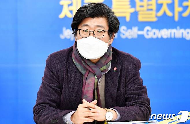 문종태 제주도의회 예산결산특별위원회 위원장(제주시 일도1동·이도1동·건입동·더불어민주당)이 20일 오후 제주도의회 도민의 방에서 열린 제주 5개 상인단체와 제주도, 서귀포시 간 긴급 간담회를 주재하고 있다.(제주도의회 제공) © News1