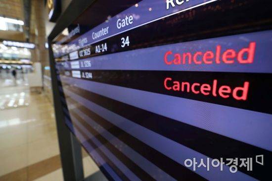 10일 서울 강서구 김포국제공항 국제선 청사에 일본 하네다행 결항 안내가 나오고 있다. /문호남 기자 munonam@