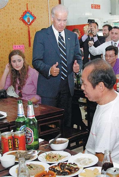 2011년 8월 조 바이든 당시 미국 부통령이 중국 베이징의 한 식당을 방문해 중국식 식사를 했다. /트위터 캡처