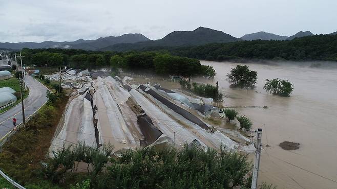 지난해 8월 집중호우 당시 용담댐의 갑작스러운 방류로 충북 영동 등 하류 지역 농경지 침수 등 큰 피해가 났다.