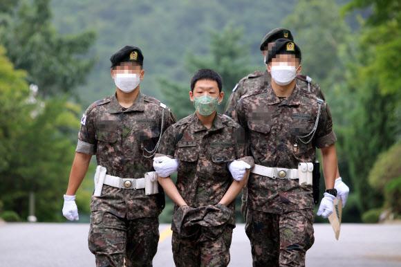 텔레그램 ‘박사방’ 공범 이원호가 지난해 8월 7일 서울 관악구 수도방위사령부 보통군사법원에서 열린 1심 1차 공판에 출석하고 있다. 육군 제공