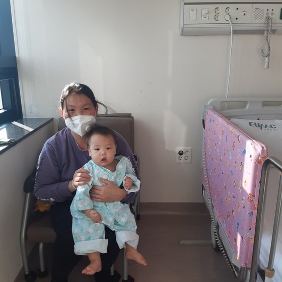 생후 9개월 몽골 아기 에르켐세힌이 우리나라에서 심장수술을 받아 새생명을 얻었다. 사진은 에르켐세힌과 엄마의 모습. 제공 이대서울병원